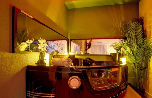 Aucamville Apartment | Love Room - Balnéo - Insolite- Détente
