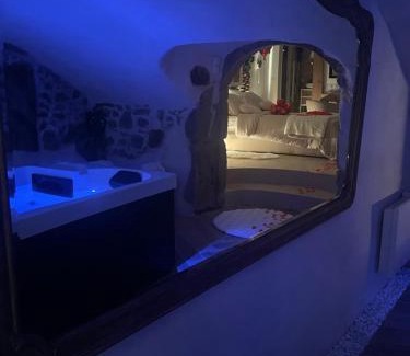 Grezieu-la-Varenne Apartment | Love room chambre romantique avec Jacuzzi