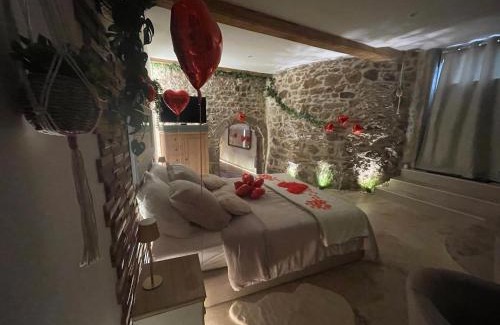Grezieu-la-Varenne Apartment | Love room chambre romantique avec Jacuzzi