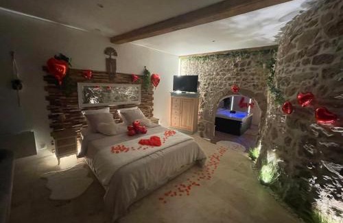 Grezieu-la-Varenne Apartment | Love room chambre romantique avec Jacuzzi