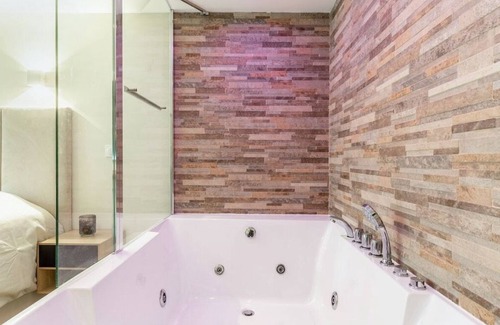 Villeneuve-le-Roi Apartment | Love Room with Jacuzzi, Le Saccard