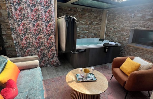 Le Perrier House | Love Room with private spa