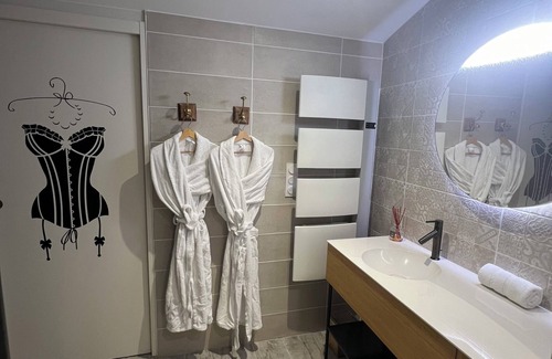 Le Perrier House | Love Room with private spa