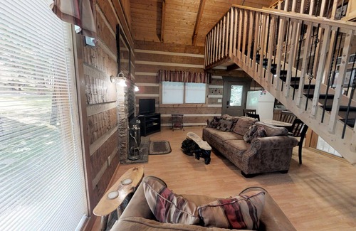 Rocky Grove Cabin | Love Shack: Pet Friendly, Free Attraction Tickets, Hot Tub, Creek Views
