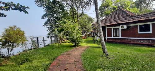 Andhakaranazhy House | Lovedale Lakeside Homestay
