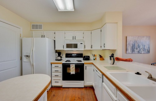 Loveland House | Loveland Townhome: Walkable to Lake & Park!