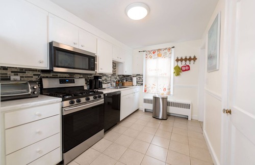 Salem Apartment | Lovely 1.5 bedroom in the great historic town