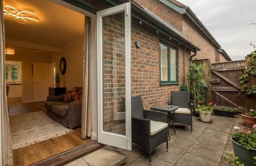 Cambridge Apartment | Lovely 1 Bed Apartment With Free Parking & Garden
