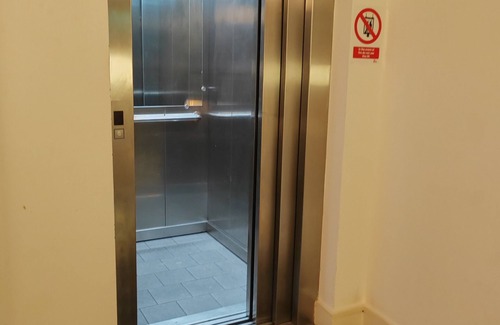Grange Moor Apartment | Lovely 1 bed apartment -contractors welcome