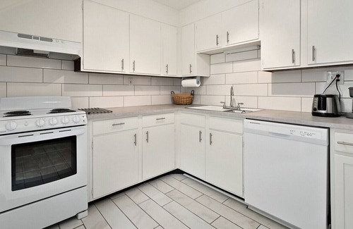 South Kansas City Apartment | Lovely 1 bed Nature Retreat Huge Yard Pets Welcome!