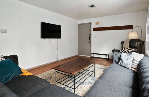 South Kansas City Apartment | Lovely 1 bed Nature Retreat Huge Yard Pets Welcome!