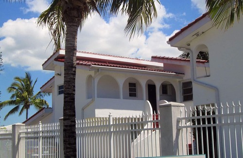 Lucaya Apartment | Lovely 1-bed waterfront apartment very close to shops beaches and all amenities