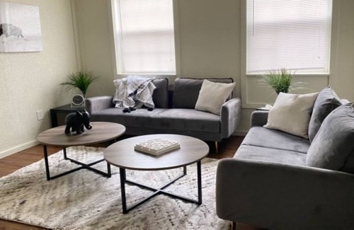 Babe Denny Apartment | Lovely 1 Bedroom Apartment Close To It All!