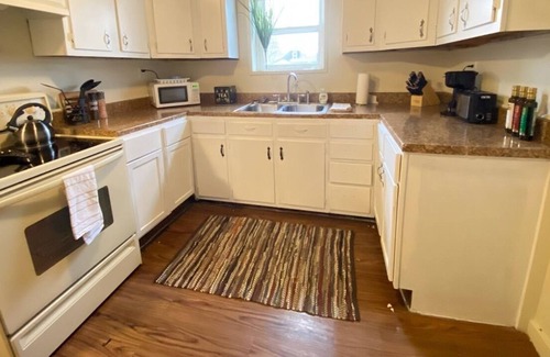 Babe Denny Apartment | Lovely 1 Bedroom Apartment Close To It All!