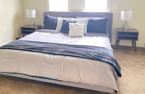 Babe Denny Apartment | Lovely 1 Bedroom Apartment Close To It All!