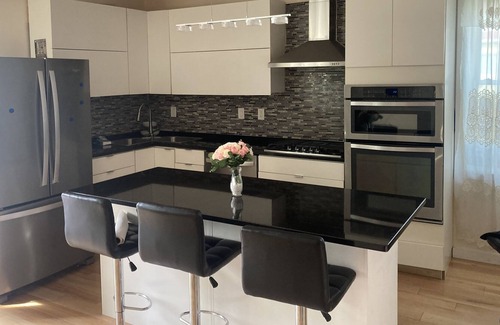 North Side Apartment | Lovely 1 Bedroom Apartment & Tesla Ride