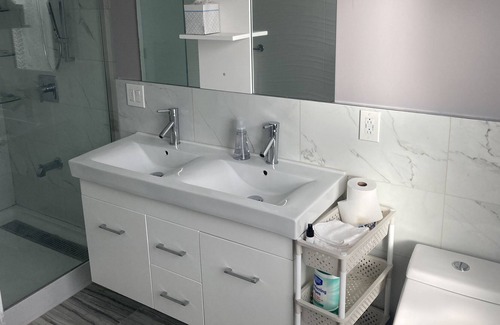 North Side Apartment | Lovely 1 Bedroom Apartment & Tesla Ride