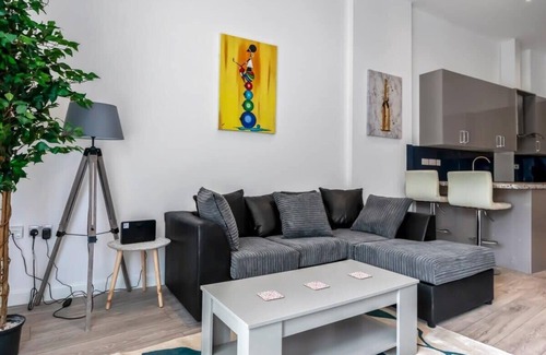 Woking Apartment | Lovely 1 Bedroom Apartment in Central Woking