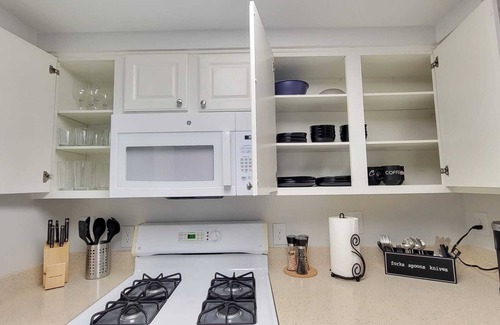Ballston Condo | Lovely 1-Bedroom Condo with Pool and City View