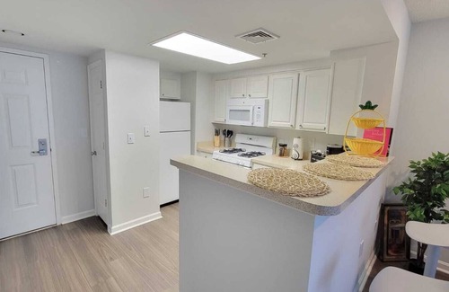 Ballston Condo | Lovely 1-Bedroom Condo with Pool and City View