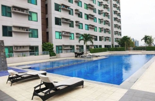 San Antonio Condo | Lovely 1-bedroom condo in fabulous Makati with WiFi, AC, fitness room