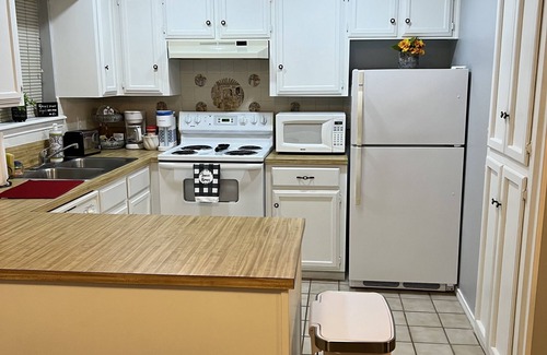 Mission Condo | Lovely 1 bedroom condo with free parking