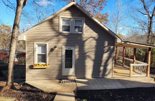Mammoth Cave House | Lovely 1 bedroom house w/loft at Nolin Lake! Neighborhood boat ramp/lake access.