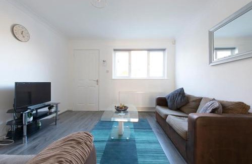 Luton Apartment | Lovely 1 bedroom maisonette close to Airport, Town and Train Station