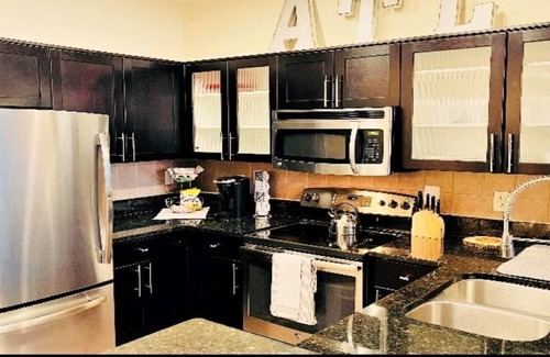 Dunwoody Apartment | Lovely 1 bedroom Queen suite with Wifi and free parking.