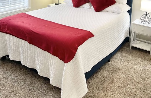 Dunwoody Apartment | Lovely 1 bedroom Queen suite with Wifi and free parking.
