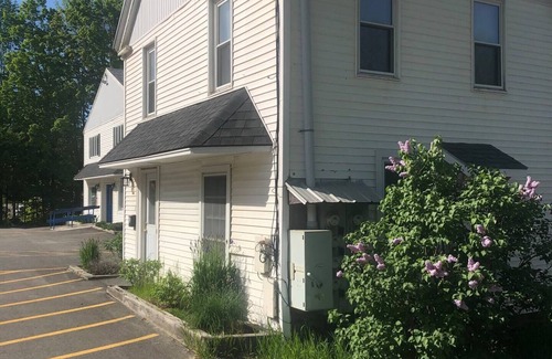 Farmingdale House | Lovely 1- bedroom rental unit with free parking