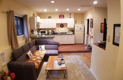 Rutland House | Lovely 1 bedroom space. c/w the best Swimming Pool. and cool tree shaded yard.