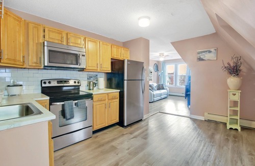 Hartford Apartment | Lovely 1-bedroom third floor apartment in Hartford with fast WiFi access
