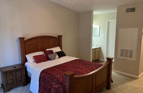 George Bush Park/Eldridge Apartment | Lovely 1-Bedroom Townhome with Nice Amenities