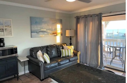 North Beach Condo | Lovely 1-bedroom condo with pool and beach access.
