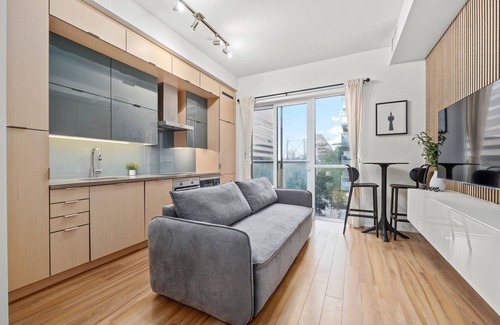 Toronto Entertainment District Condo | Lovely 1 BR Suite + Gym + Pool, MTCC, CN Tower