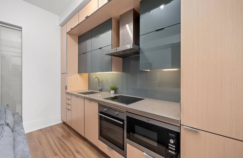 Toronto Entertainment District Condo | Lovely 1 BR Suite + Gym + Pool, MTCC, CN Tower