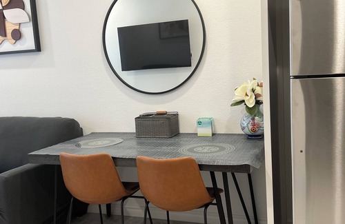 Henderson House | Lovely 1B1B Suite in brilliant Henderson