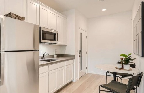 Henderson House | Lovely 1B1B Suite in brilliant Henderson