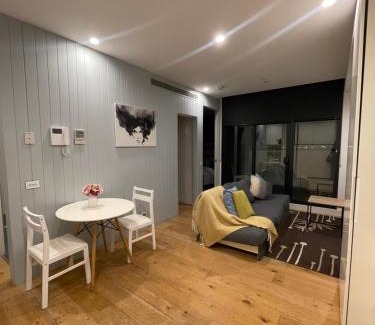 Moonee Ponds Apartment | Lovely 1BD condo with free parking city view