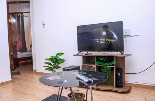 Bamburi Apartment | Lovely 1bedroom with WIFI and ample parking 2mins walk to Bamburi Kenyatta Public Beach (Pirates)