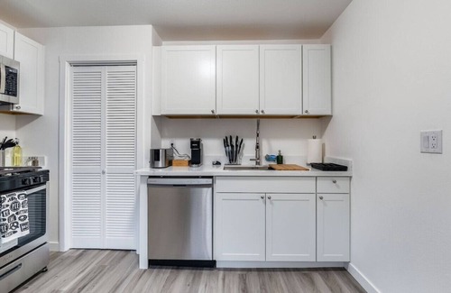 Hilltop Apartment | Lovely 1BR Private Downtown Hub - 10