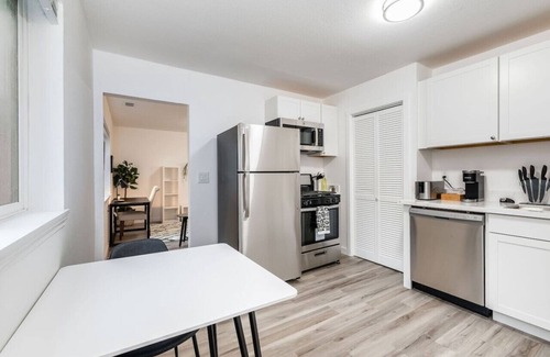 Hilltop Apartment | Lovely 1BR Private Downtown Hub - 10