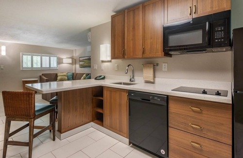 Jekyll Island Hotel | Lovely 1BR Suite at the Heart of Jekyll Island Adventures | Onsite Pool, Parking