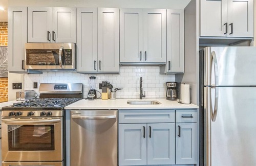 North Philadelphia West Apartment | Lovely 2/2 w/Patio | 10 mins to DT | Sleeps 10 |