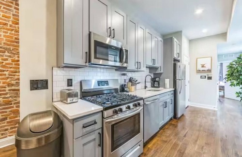 North Philadelphia West Apartment | Lovely 2/2 w/Patio | 10 mins to DT | Sleeps 10