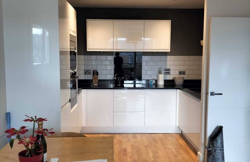 Shacklewell Apartment | Lovely 2 bed, 2 bath apartment in East London