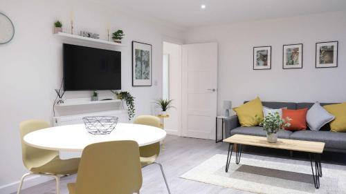 Earls Barton Apartment | Lovely 2 Bed Apartment w Garden near Northampton