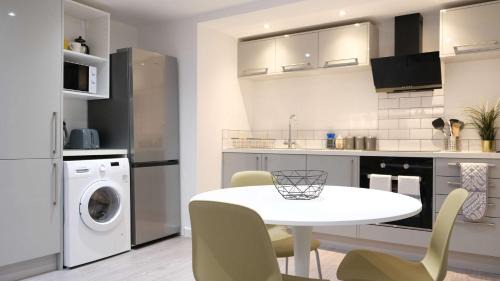 Earls Barton Apartment | Lovely 2 Bed Apartment w Garden near Northampton
