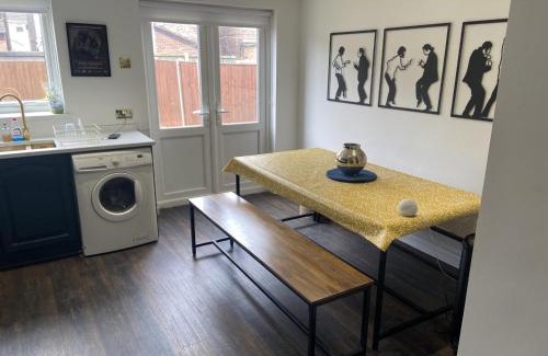 Crosby House | Lovely 2 Bed Full House By The Beach